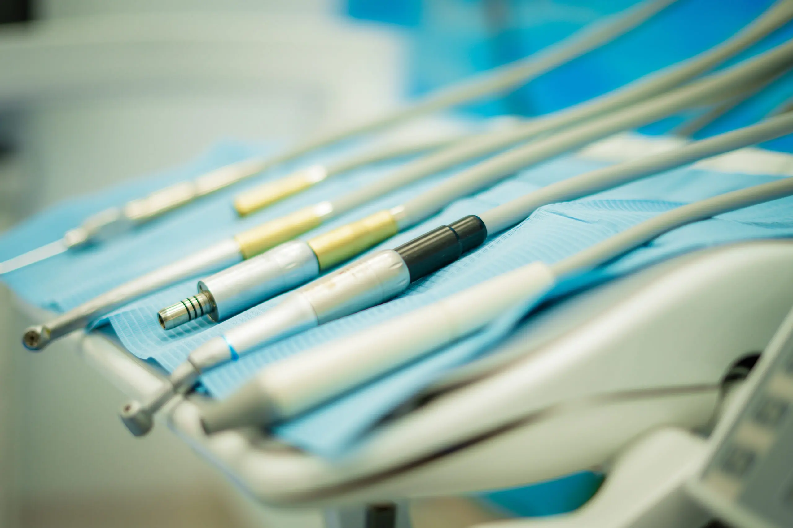 Studio odontoiatrico moderno in Albania con strumentazione per implantologia