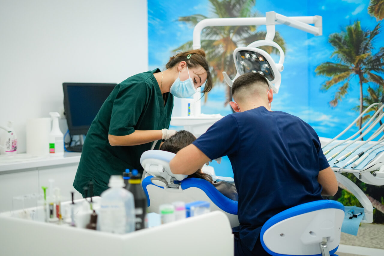 Prezzi All-on-4 in Albania: protesi e componenti implantari in titanio certificato CE