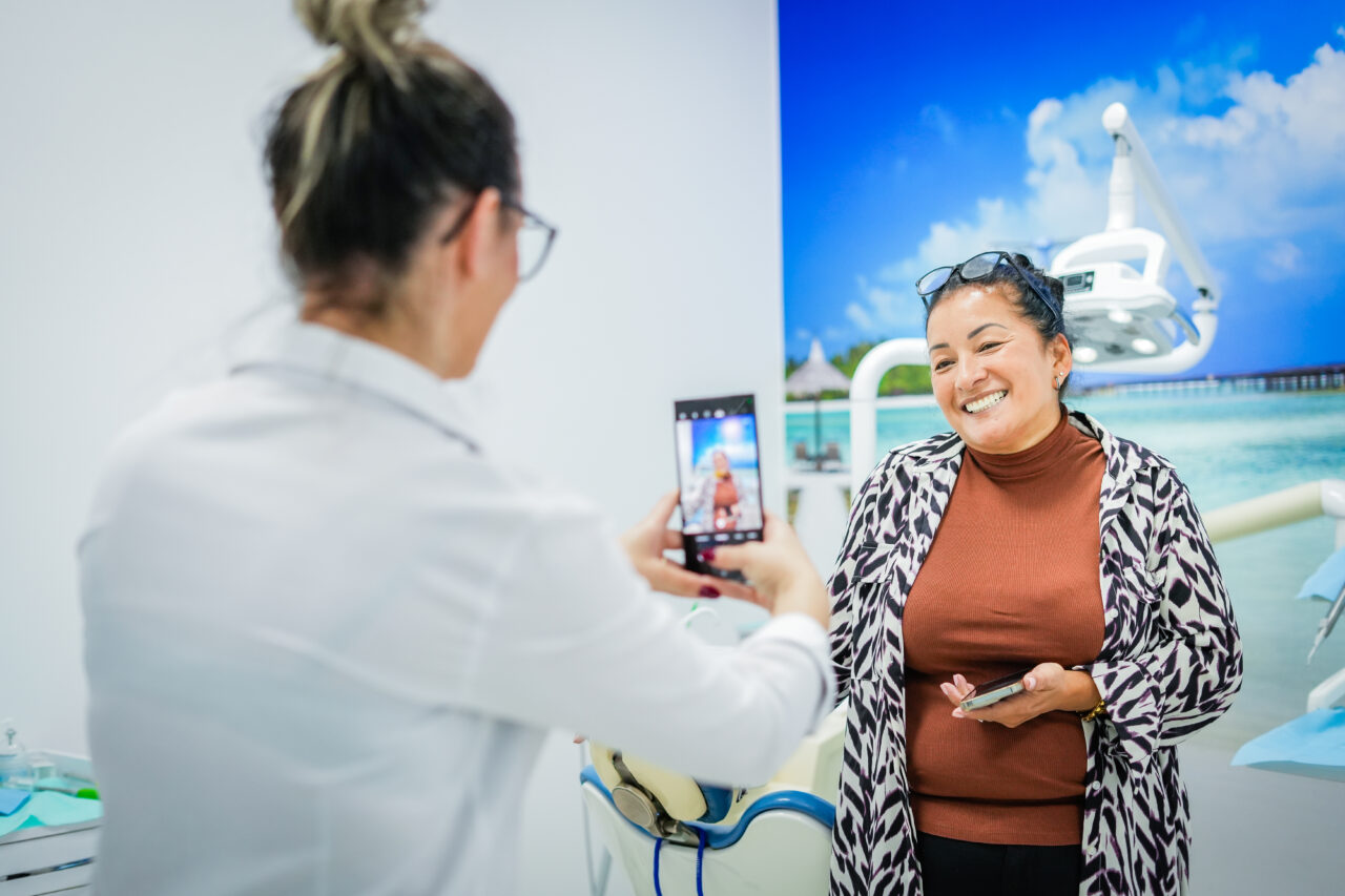 Studio dentistico moderno utilizzato per i controlli di follow-up dei pazienti italiani