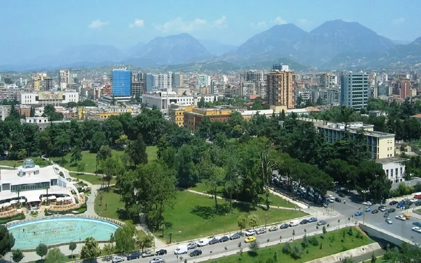 Veduta di Tirana durante un viaggio per cure dentali in Albania